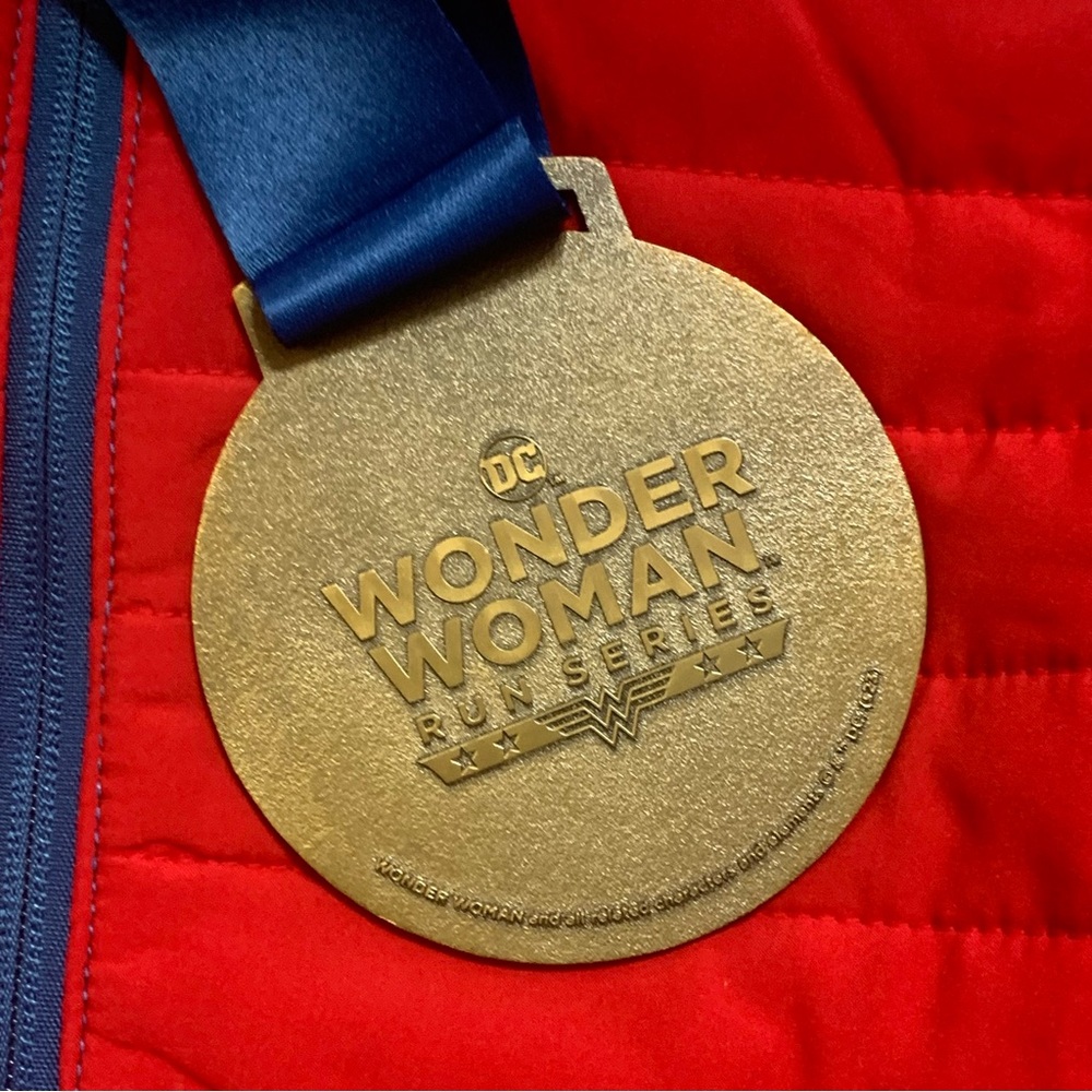 ⭐️SOLD⭐️Ventures Endurance DC Wonder Woman Run Series Puffer Jacket M w/Medal - Picture 8 of 10